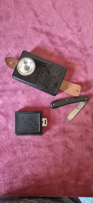 Продавам компас , ножче и фенер.