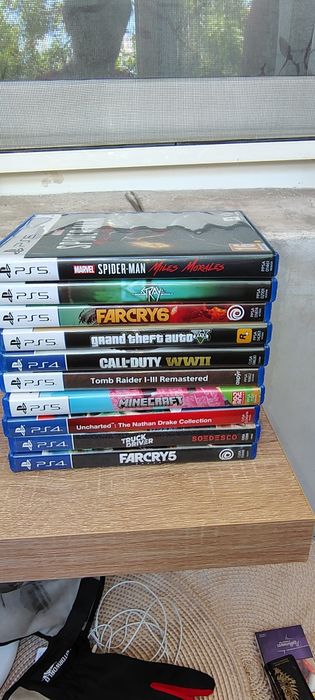 Продавам ps5 в отлично състояние с 10 игри