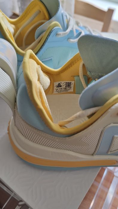 Продам кроссовки