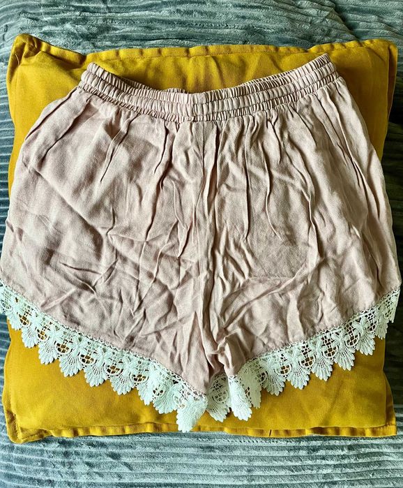 Pantaloni scurti roz prafuit cu dantela H&M noi cu eticheta S