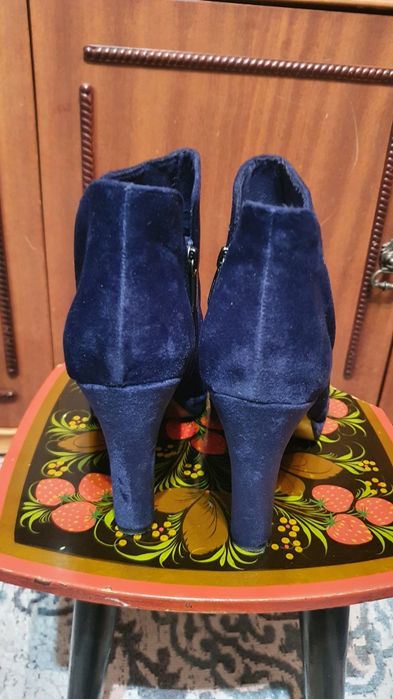 Продам женские ботинки