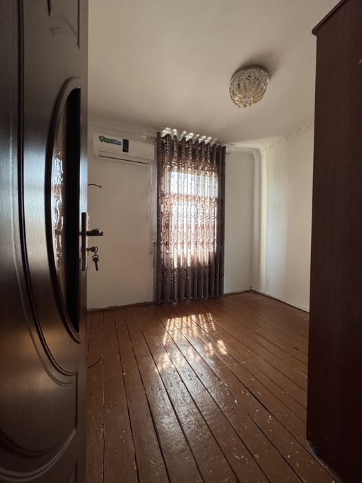 Avroradan 4 etajkali domdan 3 xonali uy sotiladi srochno