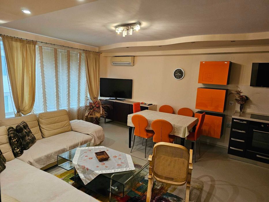 Тристаен апартамент -близо до Медицински Университет, Червен площад