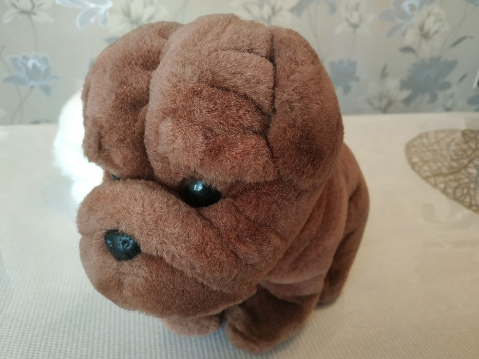 Продаю мягкую игрушку собачка пародия шарпей.