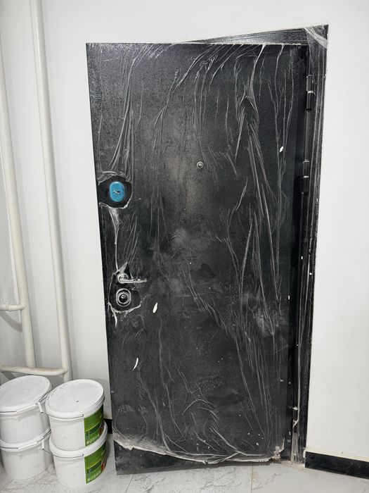 Дверь входная Новая только установили