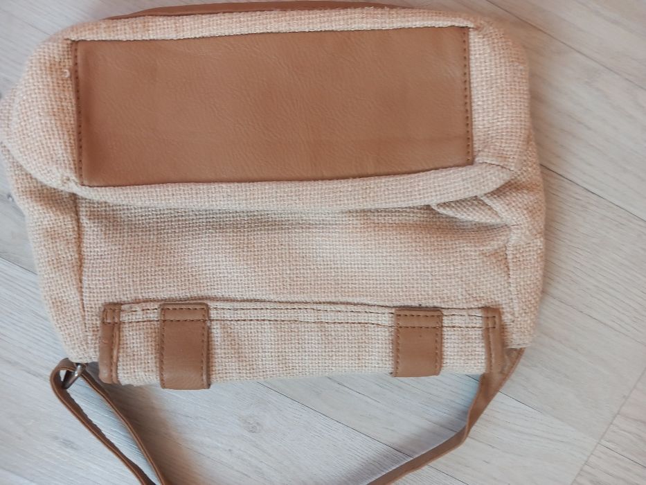 ДАМСКА ЧАНТА бежава с кафяви детайли