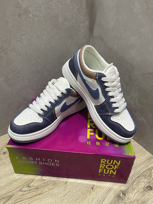 Кроссовки женские