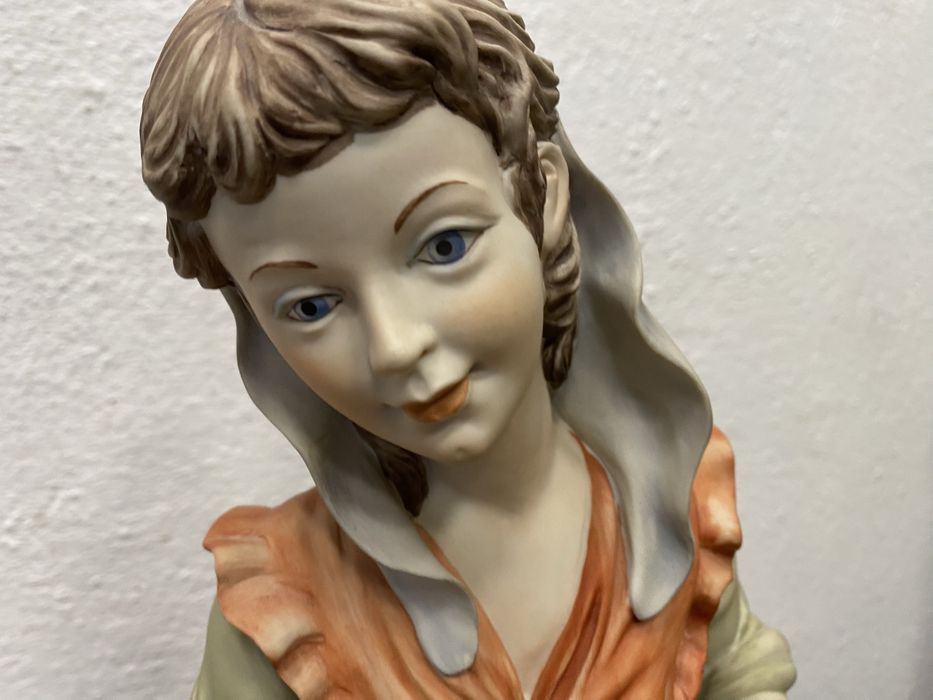 Винтидж Capodimonte фигура с кош цветя, Италия
