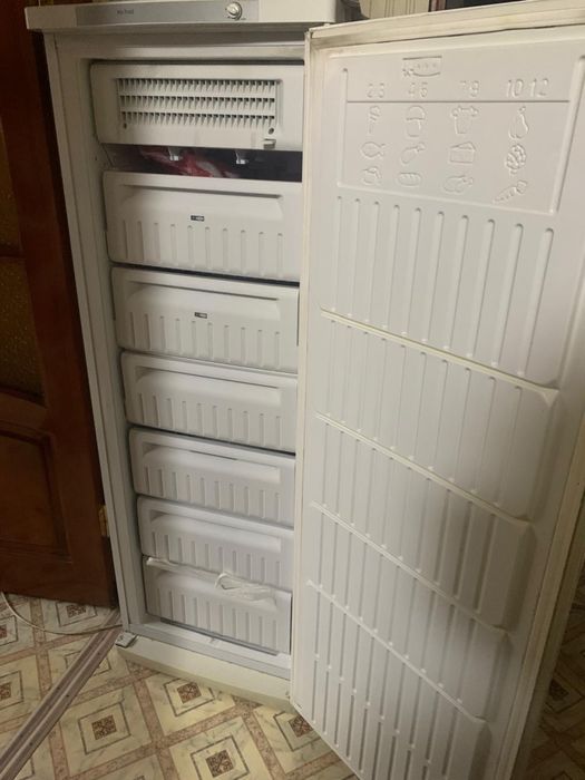 Продам морозильник Indesit