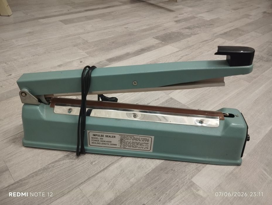 Paket yopishtiruvchi apparat sotiladi