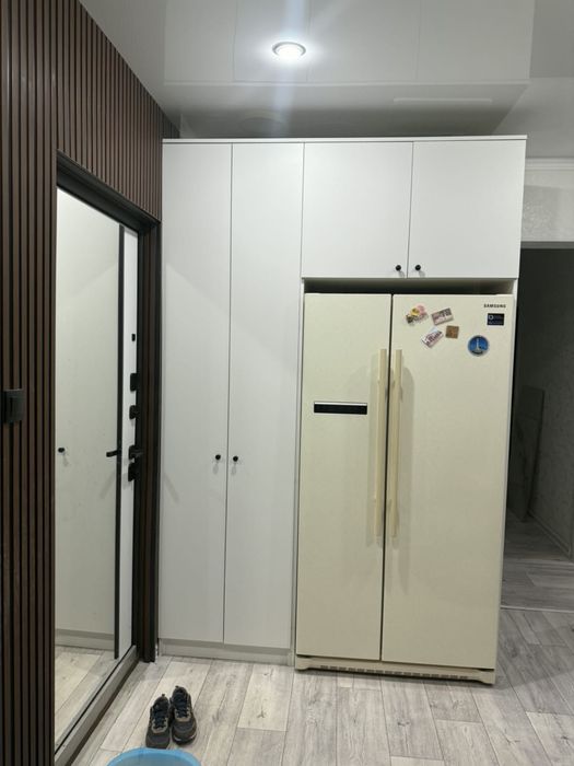 Продается белый шкаф в прихожую