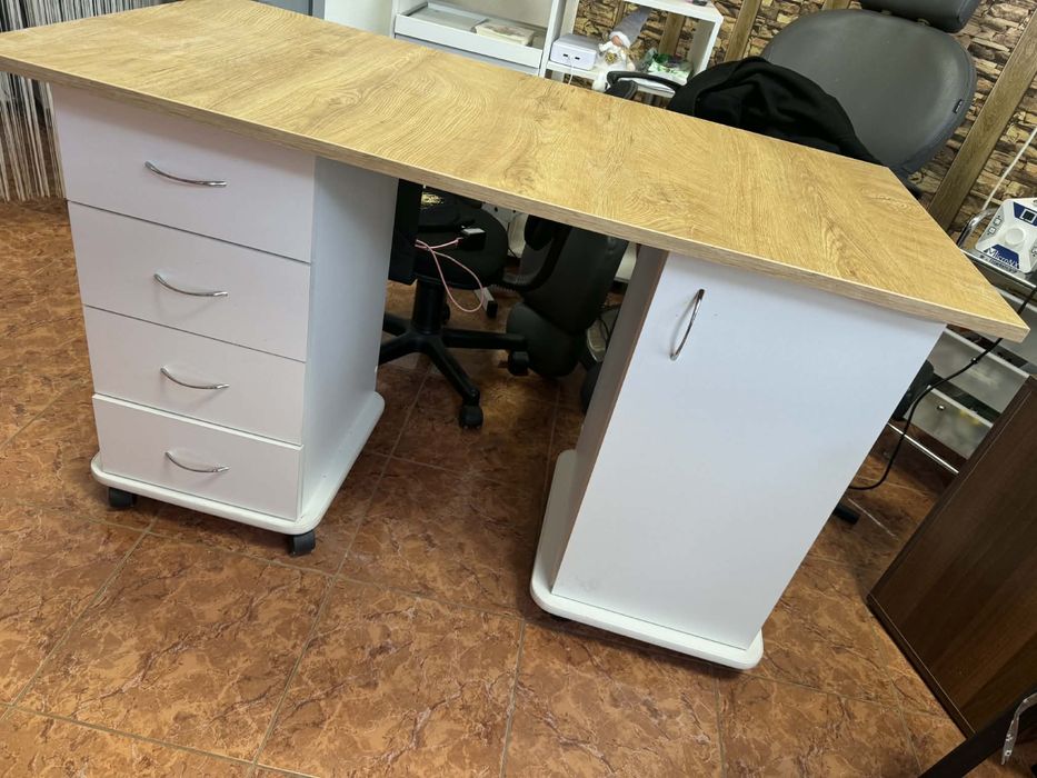 Чисто ново бюро на колелца