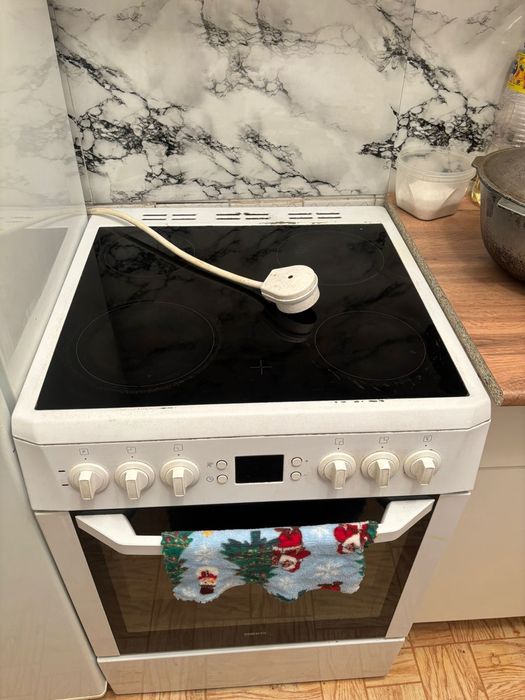 Продам электро плиту в отличном состоянии