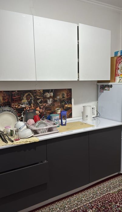 Кухынный гарнитур, прихожка, стол