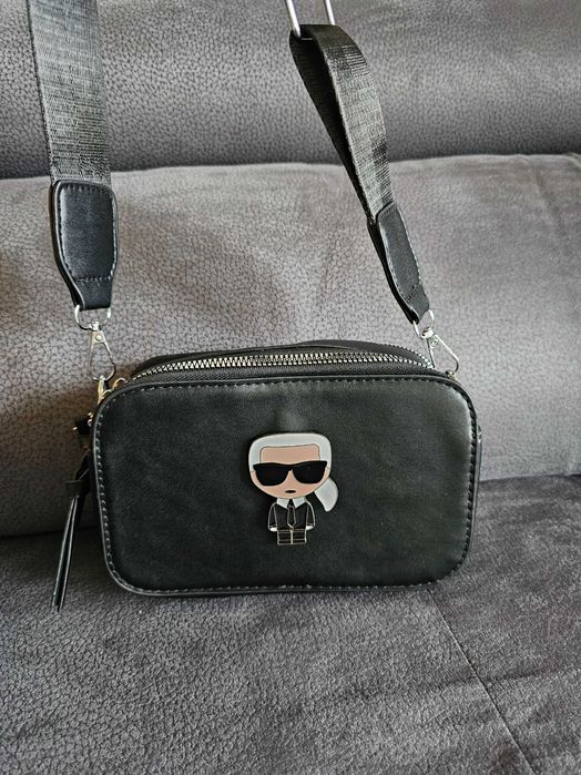 Чанта в черен цвят с регулируема дръжка