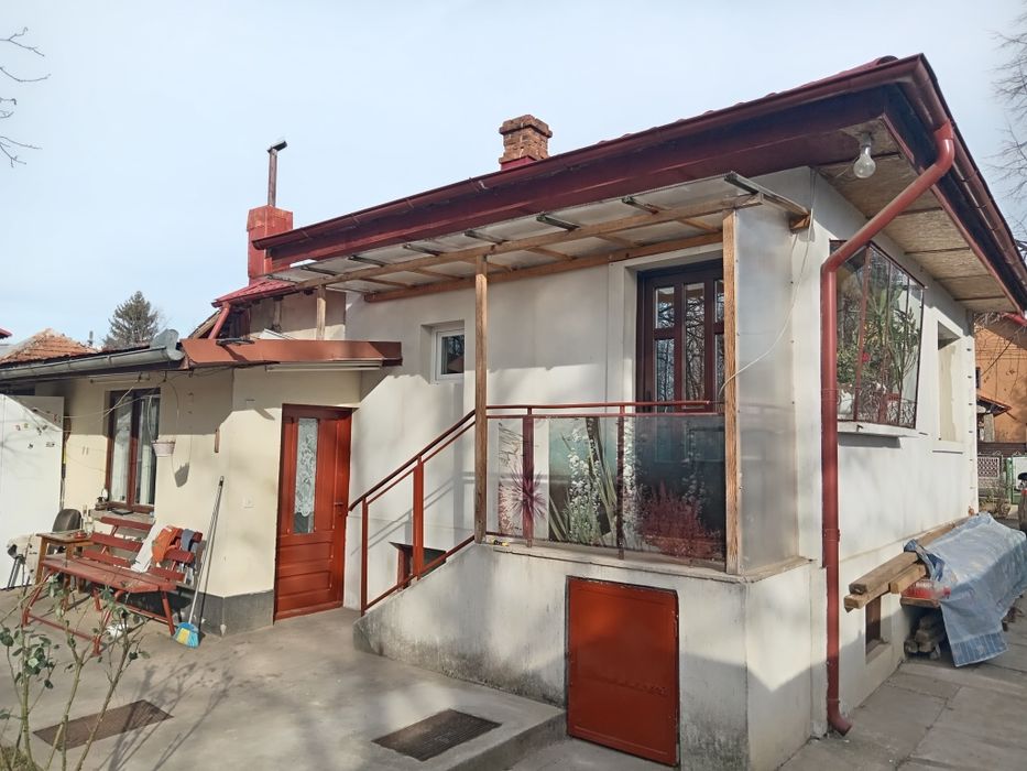 Casa de închiriat la Cornu, 2 sau 3 camere, central