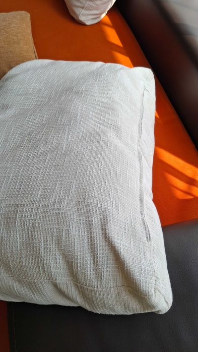 Ъглов диван с размери 305см / 180 см / 90 см.