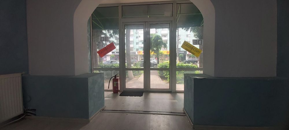Ofer spre inchiriere  spațiu comercial zona centrală
