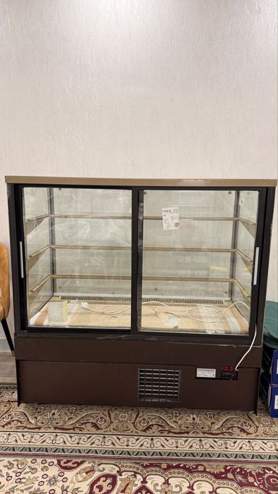 Продается витринный холодильник