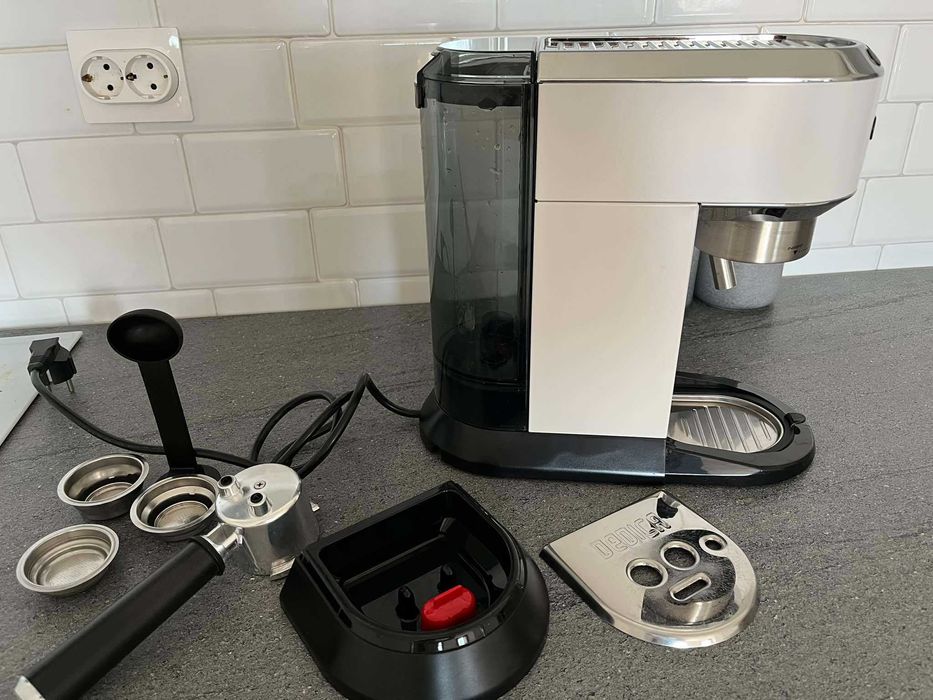 Еспресо кафемашина Delonghi Dedica EC685.W 1350W (Бяла) 15 Bar