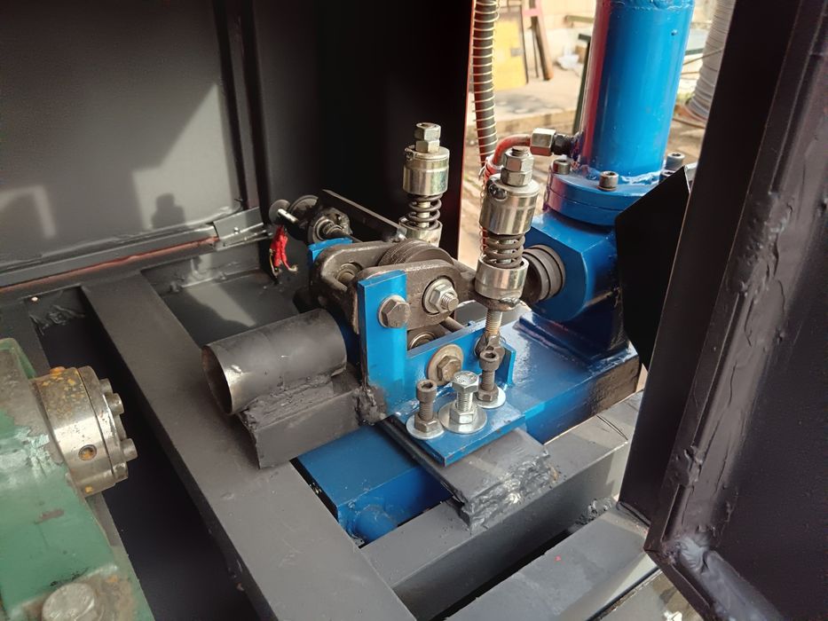 Машина за рязане и изправяне на арматурно желязо