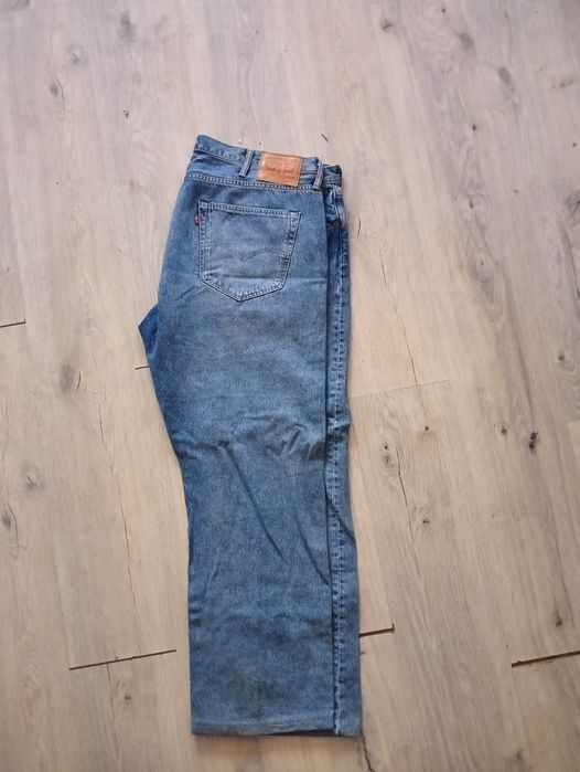 Vând pantaloni Levi's