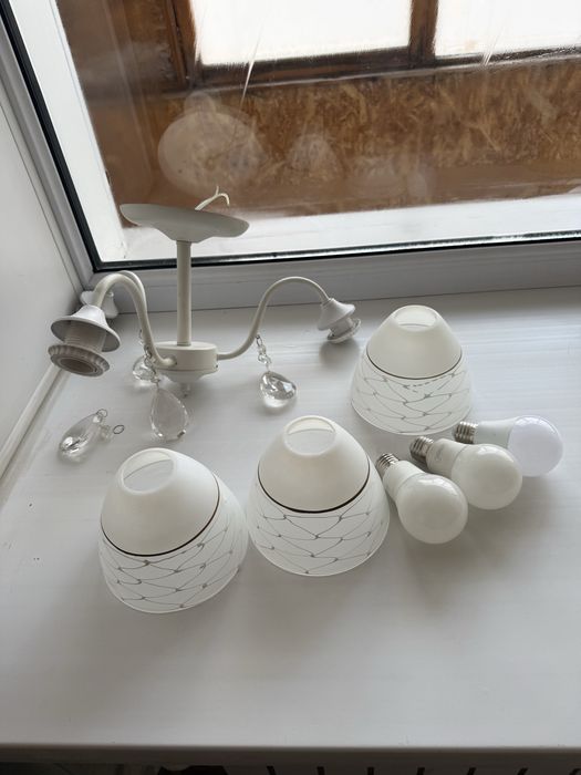 Продаю люстры , светильникм