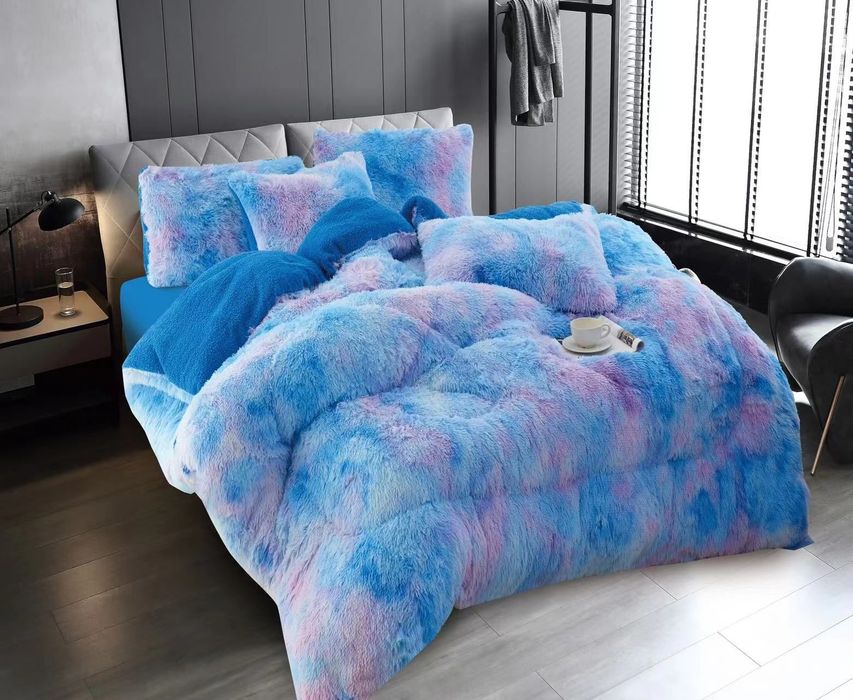 Pilota fluffy și două fete de perna