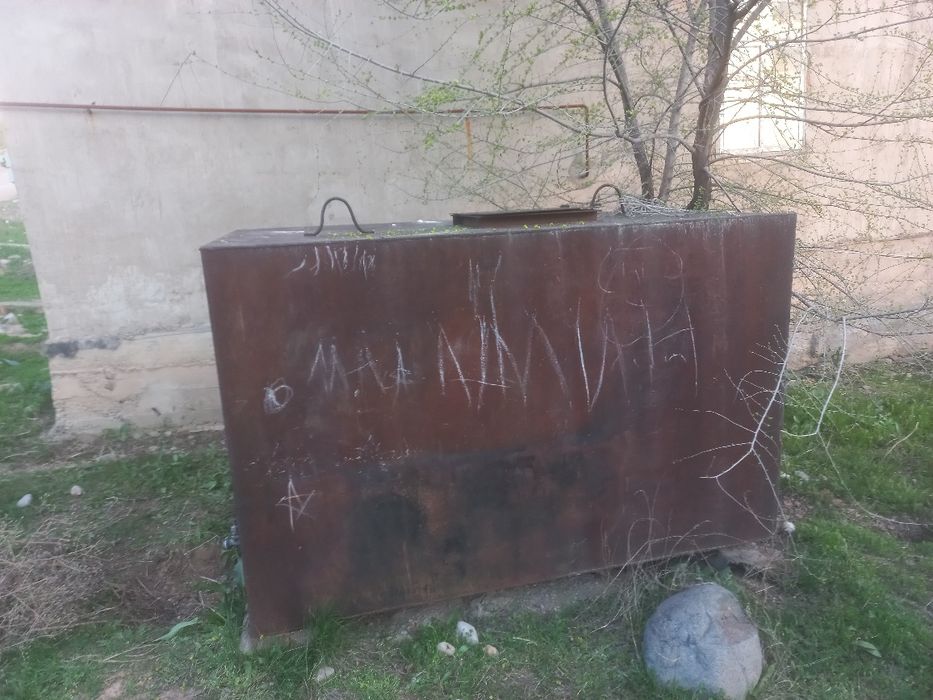Бочка 3кубтық сатылады ағаштарда бар сатылатын