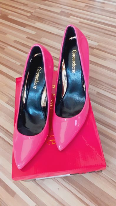 Продавам - Дамски лачени елегантни обувки - 35 номер