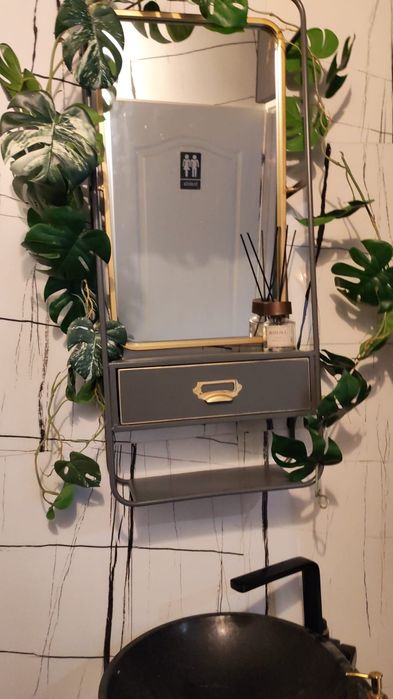 Polita cu oglinda si sertar pentru baie gri cu detalii aurii