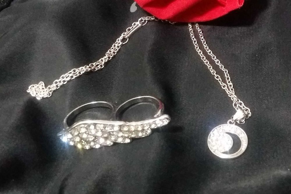 Двоен пръстен бокс стомана с крило и синджирче с висулка с камъчета