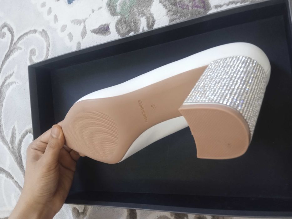 Labutin brend ayollar oq tuflisi.