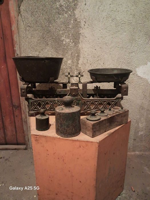 Стара везна, кантар с теглилки на около 100г. -  100 лв.