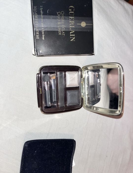 Пудра за лице на Estee Lauder и сенки за очи на Guerlain
