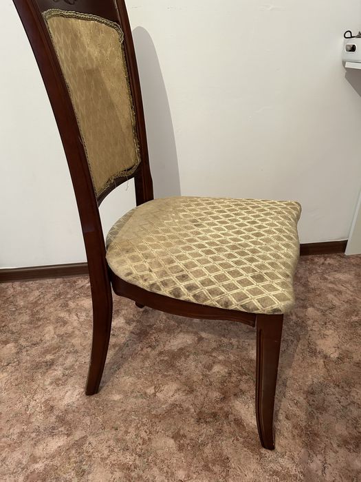 Стол и стулья.