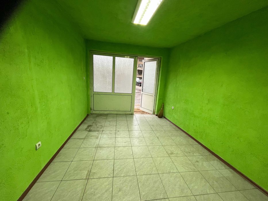 Продава се Магазин в Казанлък - 20 кв.м за 1658 €/кв.м - Снимка #1