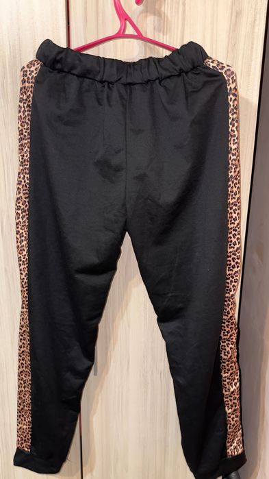 Черно спортно долнище с леопардови акценти
