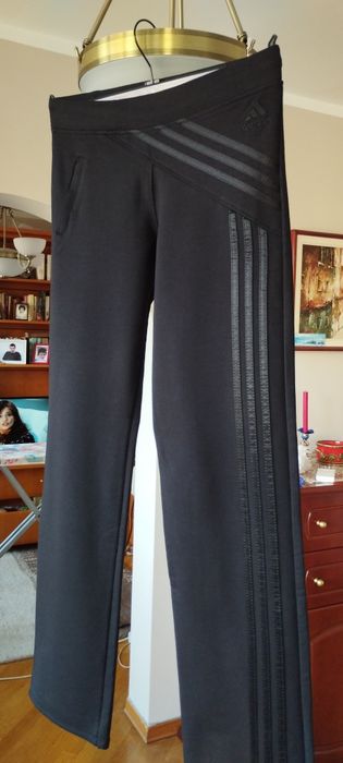 Ново, без етикети, долнище на анцуг Adidas , размер М