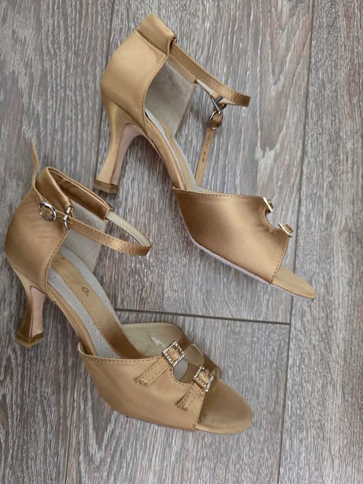 Обувки за латино и салса танци Capezio  – размер 39, отлично състояние