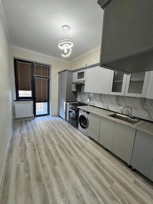 3 хонали гиштли квартира тезда сотилади