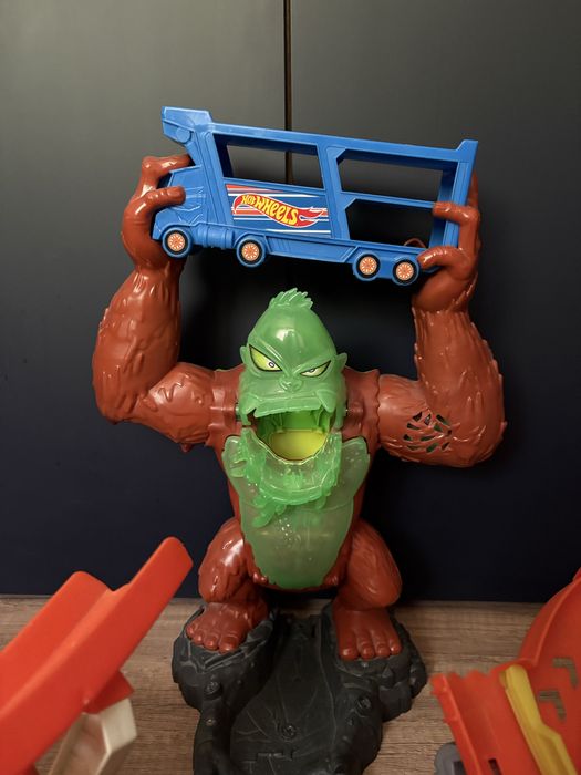 Hot wheels гараж, писта и автовоз