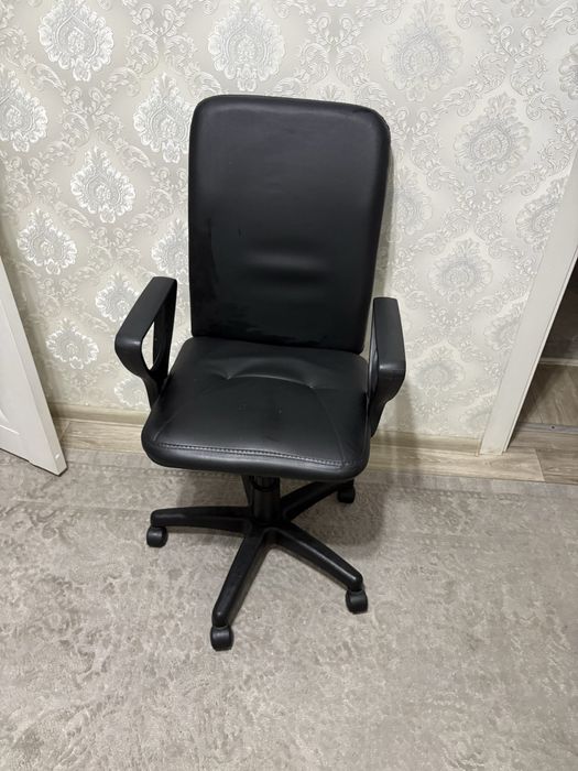 Продам стол и шкаф