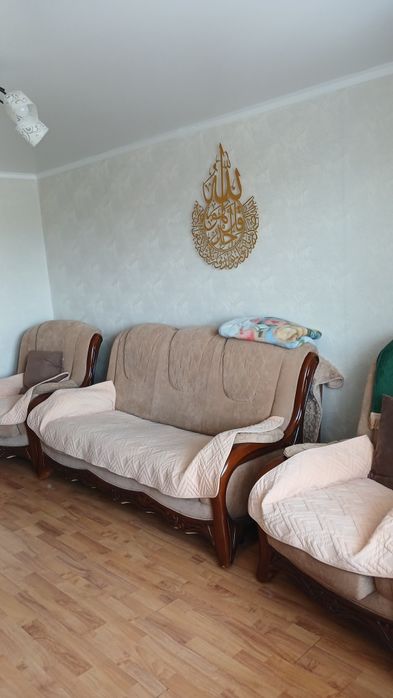 Диван гостинный,очень в хорошем состоянии