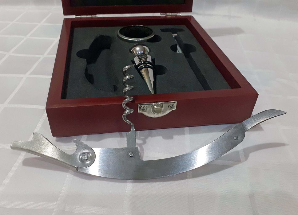 Комплект шах с аксесоари за вино