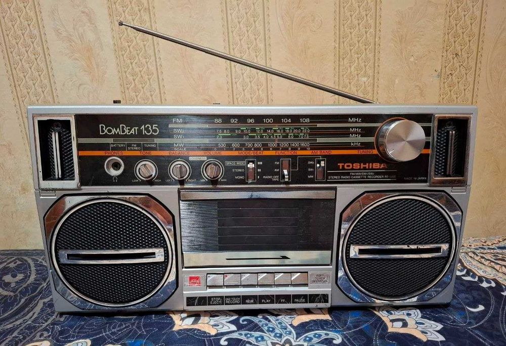 Магнитола Toshiba BomBeat RT-135S