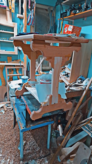 Маса с пейки и столове