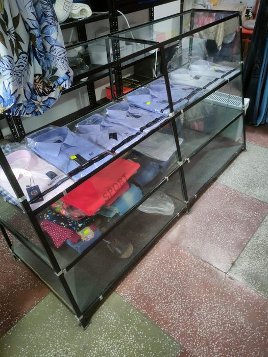 Rafturi și vitrine de vânzare