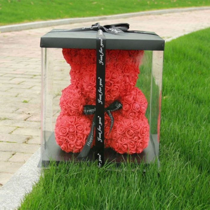 Мече от рози и подаръци за всякакви поводи.