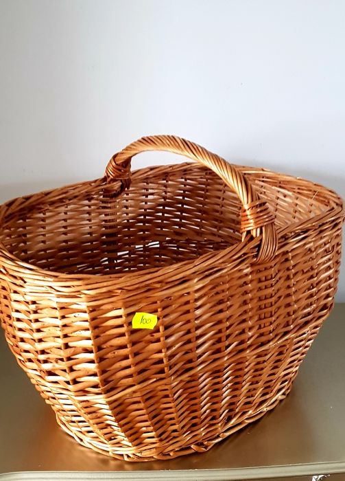 Coșuri vechi  din nuiele împletite